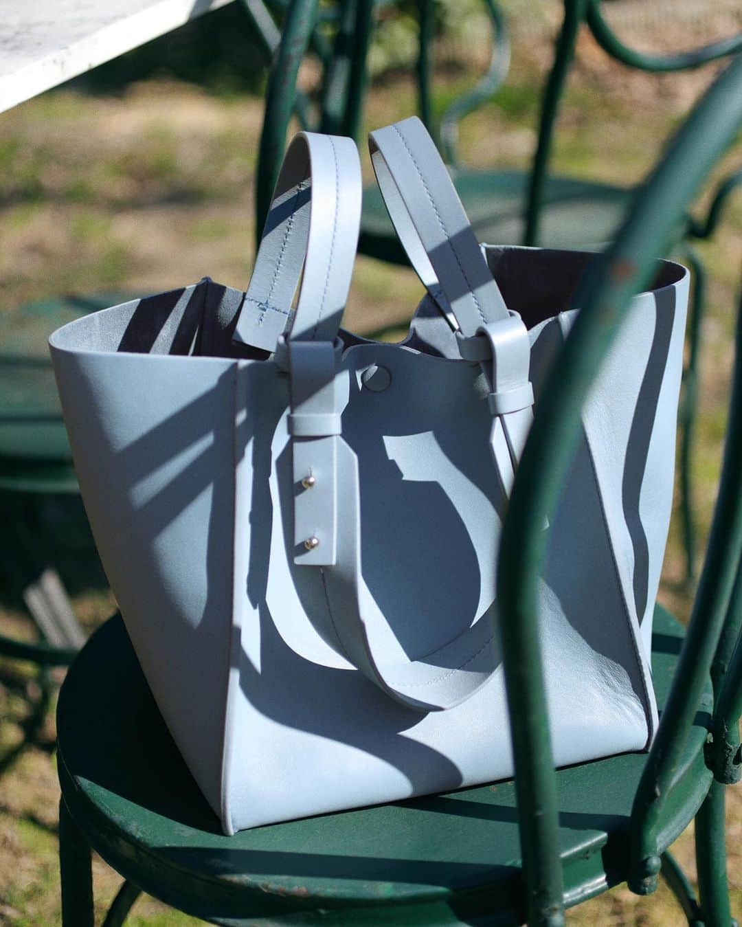 Sophie Hulmeさんのインスタグラム写真 - (Sophie HulmeInstagram)「Sunbathing in Slate Blue.」5月15日 22時36分 - sophie_hulme