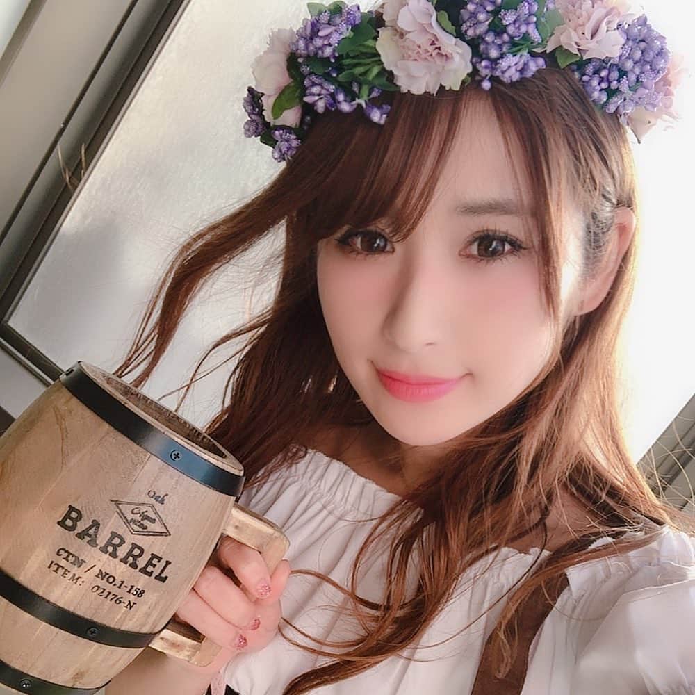 有馬綾香のインスタグラム：「今回も最強に楽しかったぁぁ！！！川崎競馬場に来てくれた皆座ありがとうございました！ クライアント様やお客様やスタッフ、相方さんのお陰。 この仕事してると毎回違う現場で毎回違う仕事をするから日々新鮮だし有難味を感じる。 私とお仕事をした人会いに来てくれた人話した人見かけた人すれ違った人 全ての人にとっては無理かもしれないけど、 今日を振り返って5959してる時にいい日だったなーってなった内の1人として生きたいなぁ。 #川崎競馬 #川崎競馬場 #競馬 #オクトーバーフェスト #おみくじ馬券 #花かんむり #5959したいだけ」