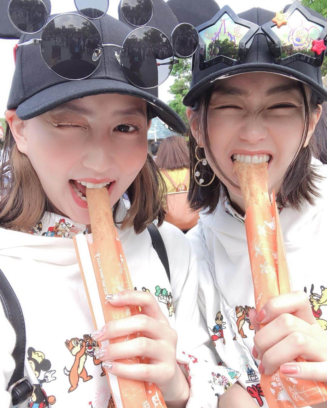 河北麻友子さんのインスタグラム写真 - (河北麻友子Instagram)「🤤🤤🤤 ディズニーでの食べ歩き楽しすぎるよね！ピザティポトルタ美味しかった！ディズニーリゾートラインも可愛くて撮っちゃうよねー！ #みれまゆ #ディズニーランド」5月15日 22時35分 - mayukokawakitaofficial