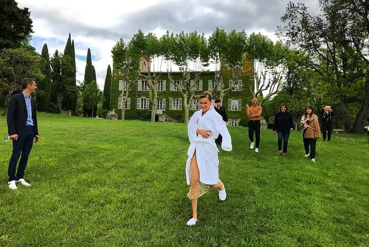 ベラ・ハディッドさんのインスタグラム写真 - (ベラ・ハディッドInstagram)「First stop : Mr. Christian Dior’s magical castle @ La Colle Noir 🖤 @DiorMakeup」5月15日 22時45分 - bellahadid