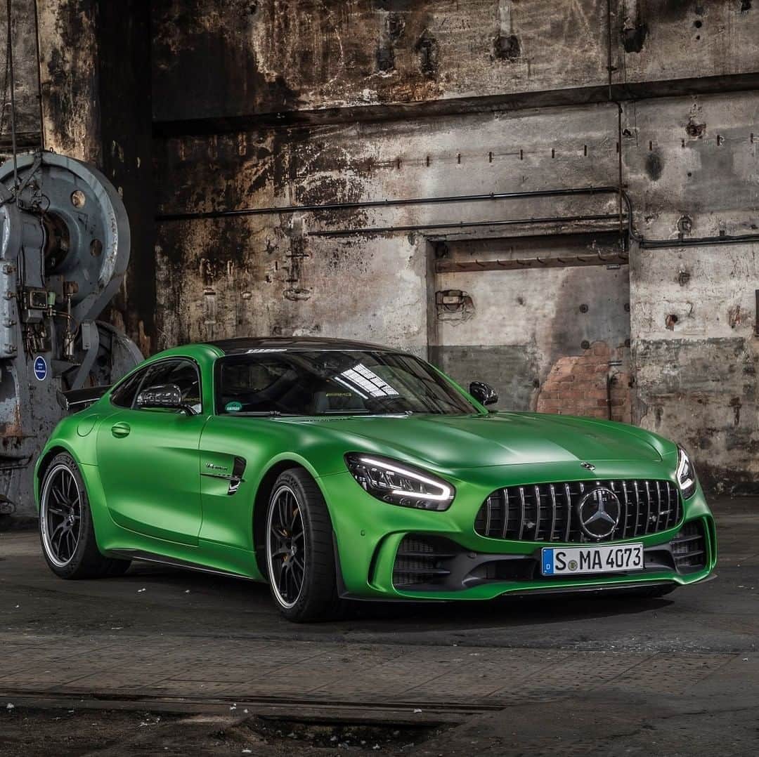 Mercedes AMGさんのインスタグラム写真 - (Mercedes AMGInstagram)「[Fuel consumption combined: 12.4 l/100km | CO2 emissions combined: 284 g/km]  The Mercedes-AMG GT R looks incredible no matter where it's found.  #MercedesAMG #AMG #GTR #GTFamily #DrivingPerformance #Power #Passion #Mercedes #AMG🔥 #Luxury #CarsofInstagram #InstaCar #Lifestyle」5月15日 22時45分 - mercedesamg