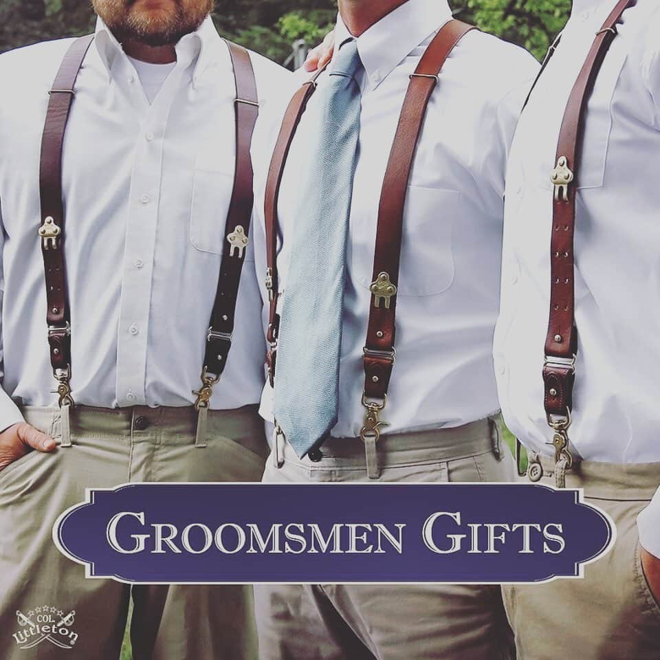 のインスタグラム：「The guys, your buddies, your crew…they have been there through the good and the bad with you. They know every story…and when not to tell it. They are the guys you chose to stand beside you on the biggest day of your life. Give them a gift they will use for the rest of theirs.  Shop 12 Groomsmen Gifts they’ll actually want!  #GroomsmenGifts #WeddingPartyGifts #GiftsForHim #GroomGifts #Leather #Leathergoods #Handmade #Handcrafted #MyColStyle #ColLittleton #Tennessee #MadeInUSA #madeinamerica #americanmade #instaweddings #instawedding #instagroom」