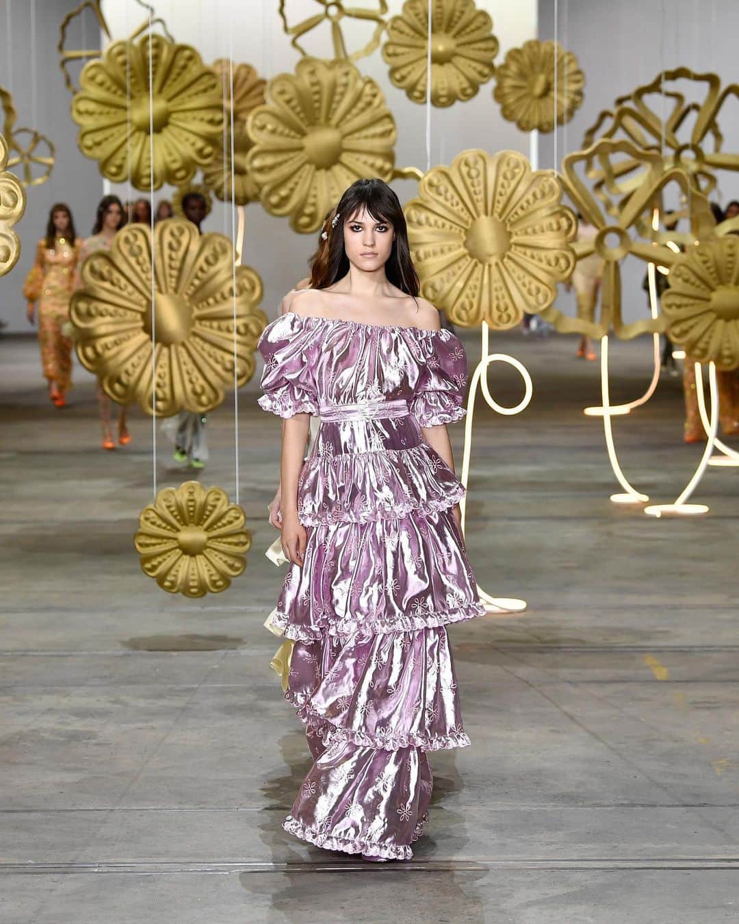 Fashion Weekのインスタグラム：「A parade of ruffles, metallic and frills float down the @fashionweekaus runway to celebrate 15 years of Aussie-based designer @alicemccallptyltd. ✨ Photo by @gettyimages ⠀⠀」