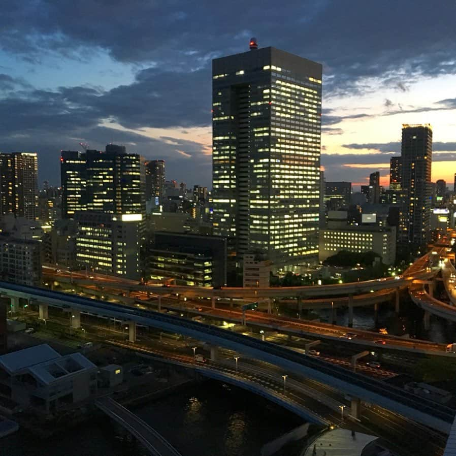 InterContinental Tokyo Bayさんのインスタグラム写真 - (InterContinental Tokyo BayInstagram)「ベイビュールームの右手に、夕焼けに染まるシティビューを望むことができます🌆 . 浜崎橋ジャンクションがヘッドライトでオレンジ色に染まり、ビルの灯りと美しいコントラストを醸し出しています🏙 . #ihgjapantravel #intercontinentaltokyobay #intercontinental #intercontinentallife  #インターコンチネンタル東京ベイ  #ホテルインターコンチネンタル東京ベイ  #ホテルステイ  #guestroom #bayviewroom  #ベイビュー #夕焼け #夜景 #sunset  #waterfront #tokyotravel #tokyohotel #tokyo #旅スタグラム #東京 #港区 #浜崎橋 #ジャンクション」5月15日 22時53分 - intercontitokyobay