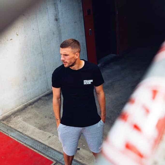 ルーカス・ポドルスキさんのインスタグラム写真 - (ルーカス・ポドルスキInstagram)「100% STRASSENKICKER 💥⚽ @strassenkicker 💯💪🏻」5月15日 22時53分 - lukaspodolski