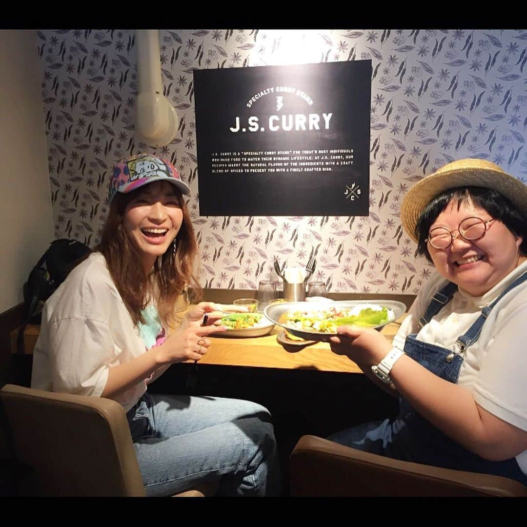 新山千春さんのインスタグラム写真 - (新山千春Instagram)「仲良しの ひーちゃん💜と #カレー ランチ🍛してきたよ (*˘︶˘*).｡.:*♡ . ひーちゃん💜が サプライズで 手描きしてくれた🎨 世界に１個の🧢キャップ！！ #ピン芸人ひとみ 💜 @japanesecomedianart.hitomi  @hitomi.boo  大好きなモンロー様💋と BETTYちゃん💋も🧢に 描いてくれてたよ💖  これもまた特別な #ONLYONE の🧢キャップ！  こんなに温かい友達に 出会えていつも幸せだなぁって思うんだ😍 . ドラマの緊張から ホッと！ 今日は解放されて😋 lunch！！ ひーちゃんとの時間は やっぱり！楽しすぎた！ 写真みて思い出し笑いも ついてくる。 酔っ払ってないのに、、 ずっと笑ってた 🤗💜‪𐤔𐤔‬  今日の #失敗mama 🤗 . カレー🍛の後、 軽くお茶☕️する？って コーヒー専門店で 2人して！ タピオカミルクティー頼んだのね。。‪𐤔𐤔‬  美味しかったんだけど、、💦 隣のお店がまさかの 行列出来る#タピオカ専門店 だった。。。 近くにもう1軒あった。。 ボトルも可愛かったなぁ🤩  値段も一緒かぁーーー💦 だったら ぶっちゃけ あっちのが良かったなぁ💦  心の声でした。。🥴笑  違うか！ 我慢出来なくて、、 ひーちゃんと 同じ気持ちかな？って思って  ONにして、 ひーちゃんに言っちゃったんだった💦🤣 そしたら、、ひーちゃん💖  でも！こっちのお店も 混んでるけど、、 座れたよね！ちぃちゃん！  なんだろーー🌈☺️ どこまでも温かいひーちゃんなのでした😍 . .  温かい嬉しい言葉をかけてくださった mamaさん🌹 ありがとうございました😍  今日もまた色々 失敗したのでした🙋💦 . 明日は早朝から ドラマの撮影🎬！ 失敗したくないなぁ💦 Ww𐤔ʷ 🤣ّ ʷ𐤔wW _____________________________________________________🌴 #art 好き🎨#chihuahua #dog 🐶  #mamafashion #Japaneseactress #casualcoordinate #denimcoordinate #model  #mama#mamastyle #Instagood #cooking #streetwear #mamacoordinate #hairarrange #streetfashion  #outfit #casualstyle  #outfitstyle #촬영 #粉我 #나를따르라  #fashionistas #coodinate #新山千春  _____________________________________________🌴🌵🌴」5月15日 22時46分 - chiharuuu_0114