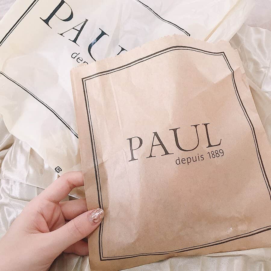 池田真子さんのインスタグラム写真 - (池田真子Instagram)「大好きなPAULのクロワッサン♡ ． 実はめちゃくちゃパン好きで、パン屋さんを見つける度につい目が行っちゃう。♡ ． ． ． 今日は悟空のきもちでリフレッシュして、このクロワッサンを食べながら編集♩ ． ヘッドスパはまだ2回目やけど、気持ちよく寝れるし終わった後の爽快感と頭の軽さがすごいし視力もアップする気がする！！ ． 頭がスッキリするからか、身体の疲れが目立って重さと眠気は感じる気がするけど、良いリフレッシュになるよ＊° ． ． 韓国から帰ってきて、また明日から東京出張♩ ． 明日はイベントの前日なのもあって、少し早めに向かってエステに行く予定＊° ． 仕事柄どうしても不規則な生活になる分、最近は身体のメンテナンスも意識するようになったよ。 ． 忙しい時ほど気をつけないとね♩ ． ． ． ． あと、お手紙届いたよ！ こう言う手書きのお手紙って、すごい気持ちが伝わってくる気がする。 コメントやメッセージもそうやけど、励みにもなるし嬉しい＊° ありがとう♡ ． ． ． #paul #クロワッサン #パン好き #パン大好き #食感 #悟空のきもち #ヘッドスパ #リフレッシュ #パン好きな人と繋がりたい #メンテナンス #メンテナンスday #instafood #instagood #today #pan #love #instalike #refresh #mylife #instastyle #selfcare #headspa #relax #letter #thankyou #happy」5月15日 22時49分 - mako_ikeda