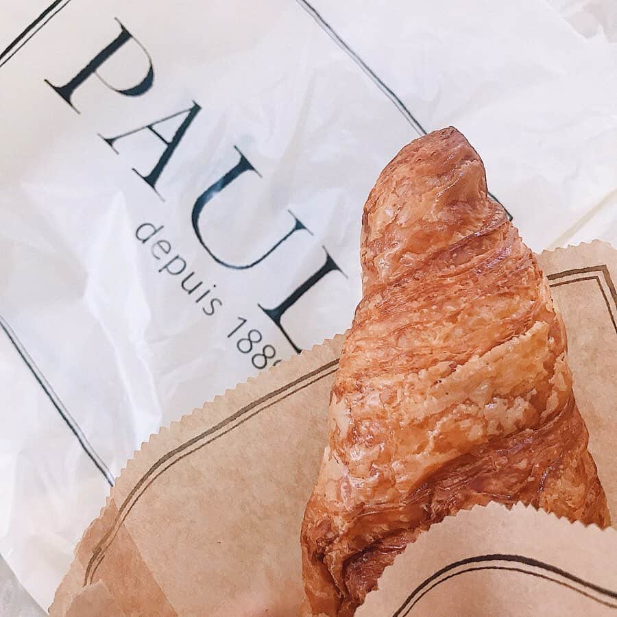 池田真子さんのインスタグラム写真 - (池田真子Instagram)「大好きなPAULのクロワッサン♡ ． 実はめちゃくちゃパン好きで、パン屋さんを見つける度につい目が行っちゃう。♡ ． ． ． 今日は悟空のきもちでリフレッシュして、このクロワッサンを食べながら編集♩ ． ヘッドスパはまだ2回目やけど、気持ちよく寝れるし終わった後の爽快感と頭の軽さがすごいし視力もアップする気がする！！ ． 頭がスッキリするからか、身体の疲れが目立って重さと眠気は感じる気がするけど、良いリフレッシュになるよ＊° ． ． 韓国から帰ってきて、また明日から東京出張♩ ． 明日はイベントの前日なのもあって、少し早めに向かってエステに行く予定＊° ． 仕事柄どうしても不規則な生活になる分、最近は身体のメンテナンスも意識するようになったよ。 ． 忙しい時ほど気をつけないとね♩ ． ． ． ． あと、お手紙届いたよ！ こう言う手書きのお手紙って、すごい気持ちが伝わってくる気がする。 コメントやメッセージもそうやけど、励みにもなるし嬉しい＊° ありがとう♡ ． ． ． #paul #クロワッサン #パン好き #パン大好き #食感 #悟空のきもち #ヘッドスパ #リフレッシュ #パン好きな人と繋がりたい #メンテナンス #メンテナンスday #instafood #instagood #today #pan #love #instalike #refresh #mylife #instastyle #selfcare #headspa #relax #letter #thankyou #happy」5月15日 22時49分 - mako_ikeda