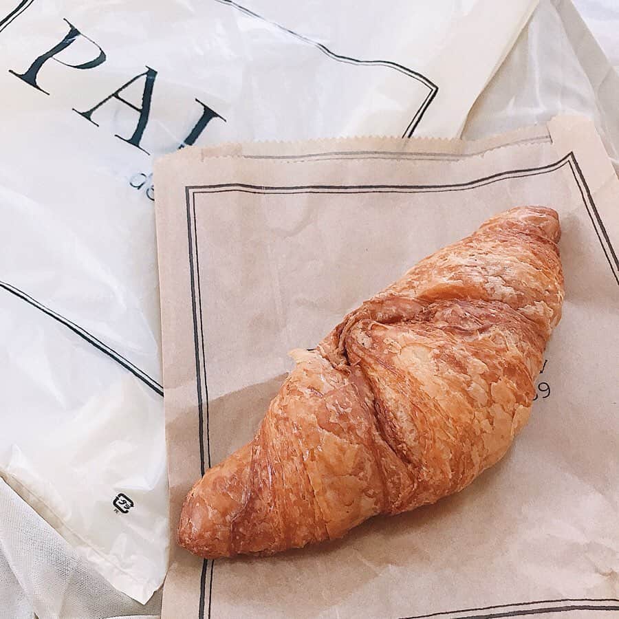 池田真子さんのインスタグラム写真 - (池田真子Instagram)「大好きなPAULのクロワッサン♡ ． 実はめちゃくちゃパン好きで、パン屋さんを見つける度につい目が行っちゃう。♡ ． ． ． 今日は悟空のきもちでリフレッシュして、このクロワッサンを食べながら編集♩ ． ヘッドスパはまだ2回目やけど、気持ちよく寝れるし終わった後の爽快感と頭の軽さがすごいし視力もアップする気がする！！ ． 頭がスッキリするからか、身体の疲れが目立って重さと眠気は感じる気がするけど、良いリフレッシュになるよ＊° ． ． 韓国から帰ってきて、また明日から東京出張♩ ． 明日はイベントの前日なのもあって、少し早めに向かってエステに行く予定＊° ． 仕事柄どうしても不規則な生活になる分、最近は身体のメンテナンスも意識するようになったよ。 ． 忙しい時ほど気をつけないとね♩ ． ． ． ． あと、お手紙届いたよ！ こう言う手書きのお手紙って、すごい気持ちが伝わってくる気がする。 コメントやメッセージもそうやけど、励みにもなるし嬉しい＊° ありがとう♡ ． ． ． #paul #クロワッサン #パン好き #パン大好き #食感 #悟空のきもち #ヘッドスパ #リフレッシュ #パン好きな人と繋がりたい #メンテナンス #メンテナンスday #instafood #instagood #today #pan #love #instalike #refresh #mylife #instastyle #selfcare #headspa #relax #letter #thankyou #happy」5月15日 22時49分 - mako_ikeda