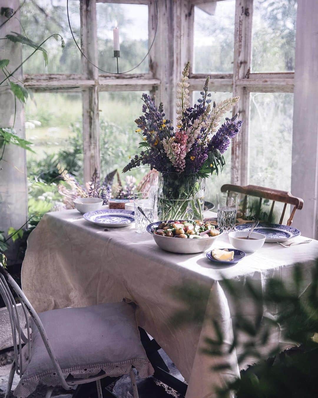 Our Food Storiesさんのインスタグラム写真 - (Our Food StoriesInstagram)「The most charming and beautiful greenhouse @valleyschoolhouse in Sweden 🌿#ourfoodstories_travel  ____ #springvibes #gardenlife #greenhouselife #greenhouselove #gatheringslikethese #simplejoys #visitsweden #vogueliving #saveurmag #huffposttaste #fellowmag #momentslikethis #germanfoodblogger #foodstylist #foodphotographer」5月15日 22時52分 - _foodstories_