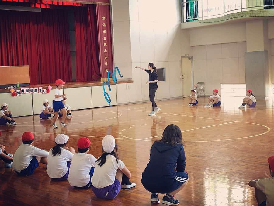 坪井保菜美さんのインスタグラム写真 - (坪井保菜美Instagram)「▪︎熱海市立桃山小学校 🤸🏻‍♀️新体操実技体験＆講演をさせて頂きました。 ・ 全校生徒53人の、可愛くてキラキラした元気な桃っ子。←と確か言ってた。 ・ もぉほんと、なんて素晴らし子達なのよ！ と、終始驚き✨ 1年生〜6年生まで、周りの空気が読めるしっかりした子達ばかりで、こちらが刺激を受けました。 ・ 人の話を目と身体で真剣に聞ける。 反応も良く、挨拶や返事もしっかりできる。 高学年が低学年をきちんと指導してた！並ばせたり、挨拶したり、率先して動いてたな。低学年はそれを見て真似っ子する！ ・ できてる。 素晴らしい。 素敵。 こちらが学ばされた、小学校桃山さまでした。 ・ 生徒のみなさん、そして先生方、 ありがとうございました。 ・ #講演 #講演会 #桃山小学校 #小学校 #熱海  #実技 #体験 #実技体験 #新体操 #体育 #挨拶  #元気 #礼儀 #スポーツ #スポーツビズ」5月15日 22時52分 - honamitsuboi