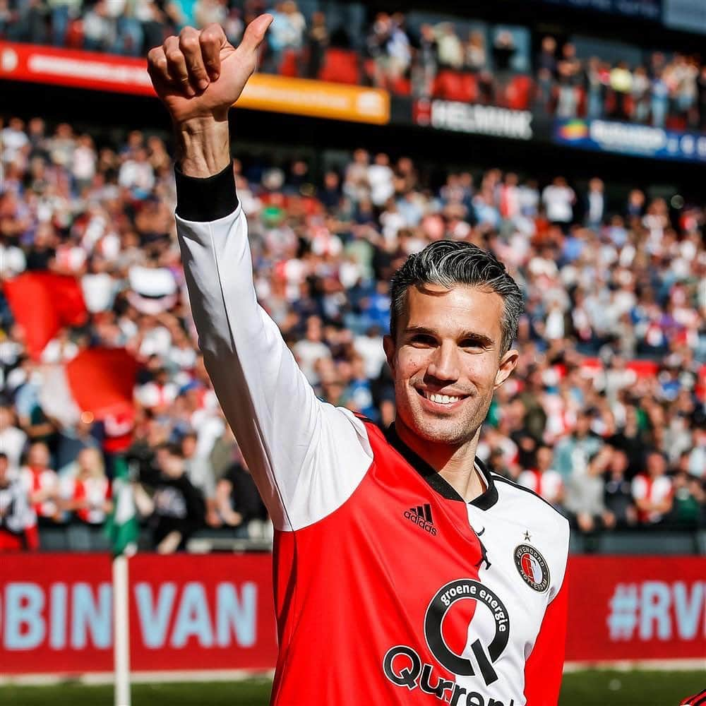 ロビン・ファン・ペルシさんのインスタグラム写真 - (ロビン・ファン・ペルシInstagram)「Enjoyed last Sunday’s atmosphere in the Kuip! #HangingUpMyBoots #ThankYou ❤️」5月15日 23時01分 - robinvanpersie