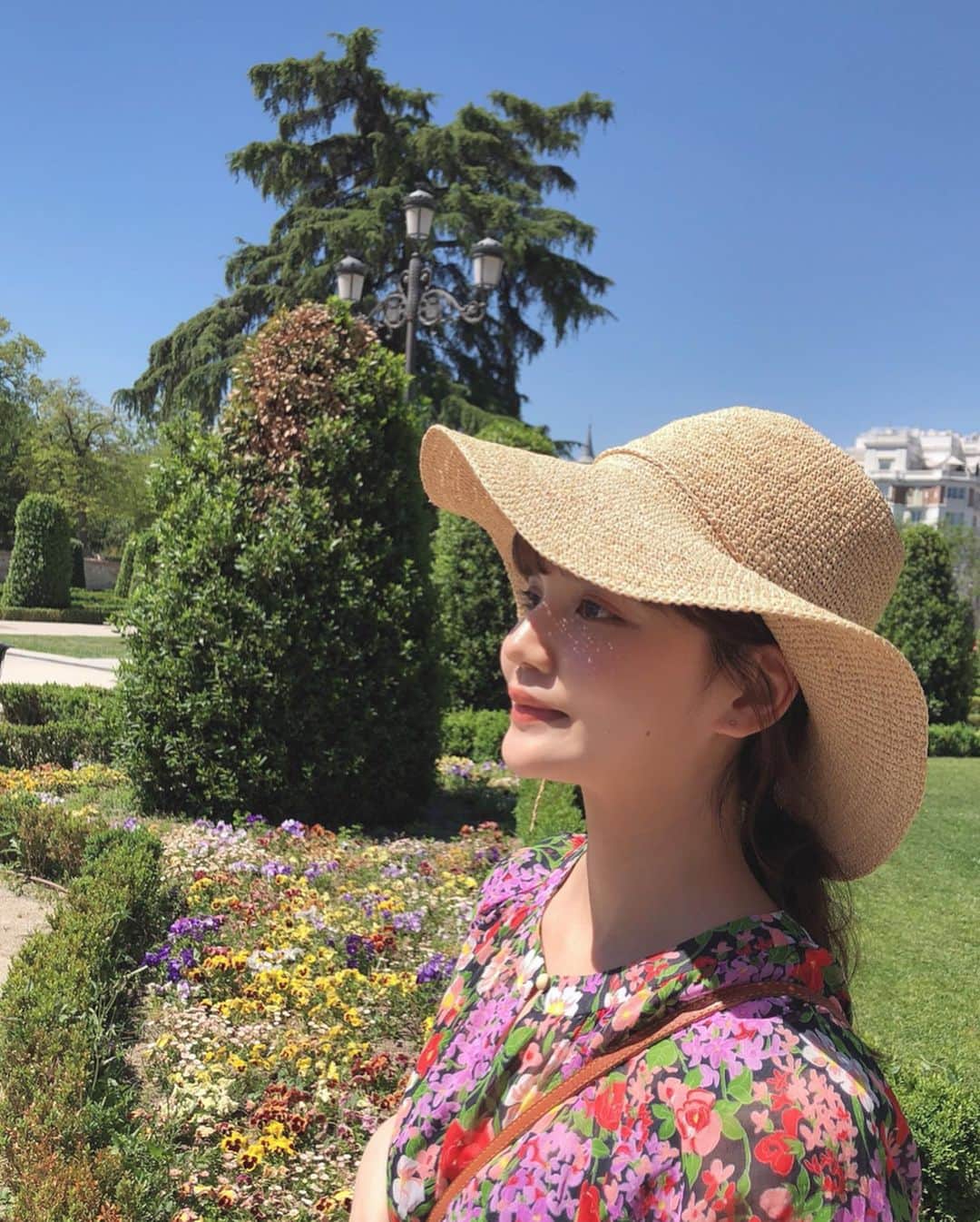 村田倫子さんのインスタグラム写真 - (村田倫子Instagram)「スペイン初日の#りんこーで は 花柄のワンピースにしました。 こちらは古着です☺︎ 麦わら帽子は @fray_id  バックは @casselini_official とのコラボ#キャセリンコ のカゴバック、バレエシューズは @repetto_japan です。 旅のお洋服きめるのすき。 １つ前の投稿にコーデリクエスト、たくさんありがとうです🌷 お供は高校時代からの友人。 ヨーロッパは、卒業旅行のイタリア以来です。 (そのときも一緒にいったん☺︎) #スペイン旅行  #Spain #Madrid」5月15日 22時55分 - rinco1023