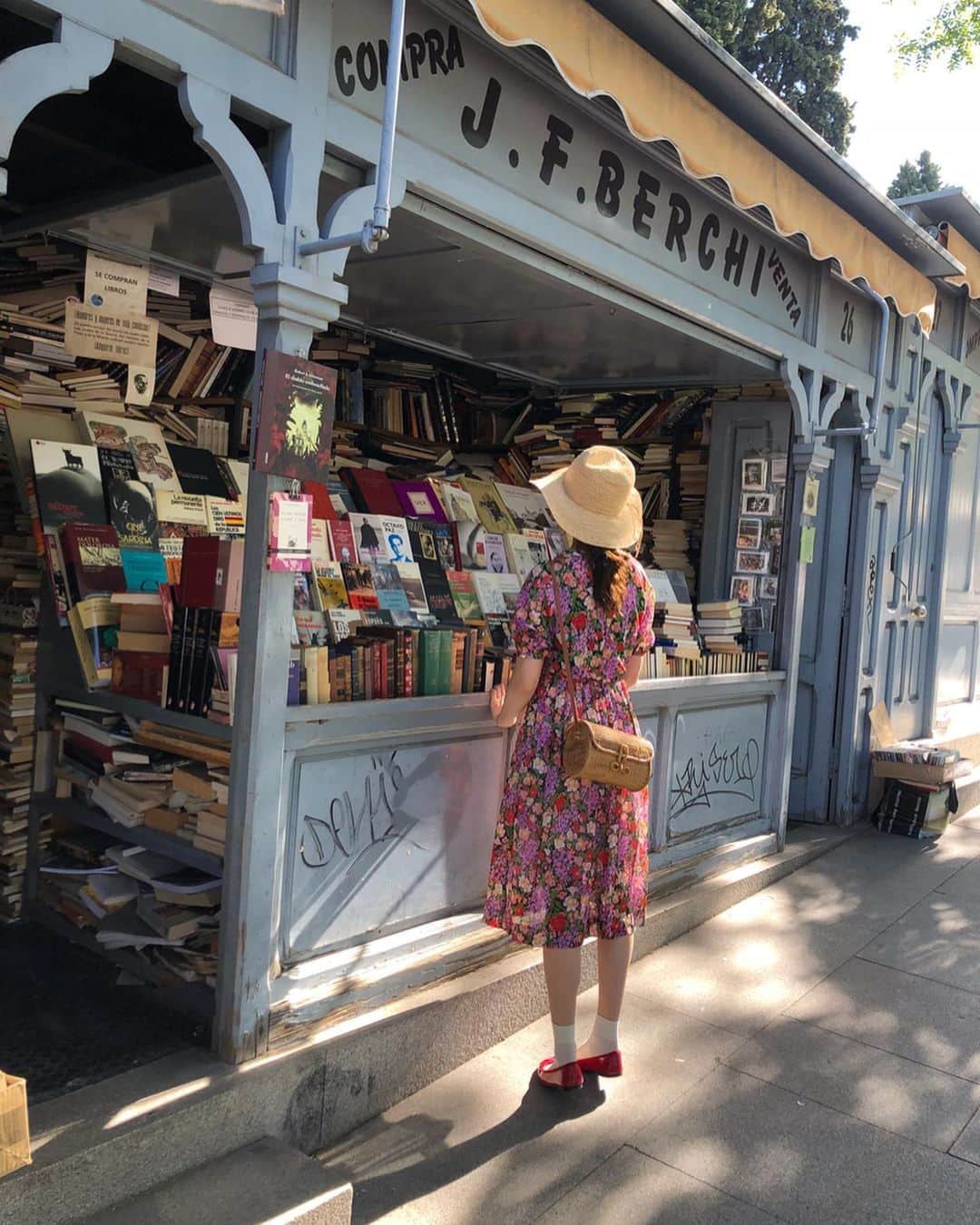 村田倫子さんのインスタグラム写真 - (村田倫子Instagram)「スペイン初日の#りんこーで は 花柄のワンピースにしました。 こちらは古着です☺︎ 麦わら帽子は @fray_id  バックは @casselini_official とのコラボ#キャセリンコ のカゴバック、バレエシューズは @repetto_japan です。 旅のお洋服きめるのすき。 １つ前の投稿にコーデリクエスト、たくさんありがとうです🌷 お供は高校時代からの友人。 ヨーロッパは、卒業旅行のイタリア以来です。 (そのときも一緒にいったん☺︎) #スペイン旅行  #Spain #Madrid」5月15日 22時55分 - rinco1023