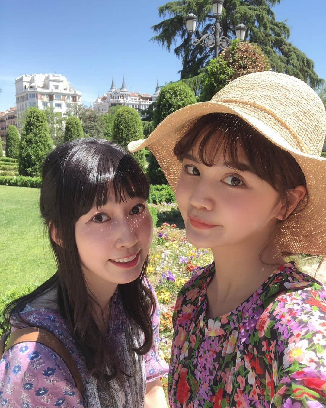 村田倫子さんのインスタグラム写真 - (村田倫子Instagram)「スペイン初日の#りんこーで は 花柄のワンピースにしました。 こちらは古着です☺︎ 麦わら帽子は @fray_id  バックは @casselini_official とのコラボ#キャセリンコ のカゴバック、バレエシューズは @repetto_japan です。 旅のお洋服きめるのすき。 １つ前の投稿にコーデリクエスト、たくさんありがとうです🌷 お供は高校時代からの友人。 ヨーロッパは、卒業旅行のイタリア以来です。 (そのときも一緒にいったん☺︎) #スペイン旅行  #Spain #Madrid」5月15日 22時55分 - rinco1023