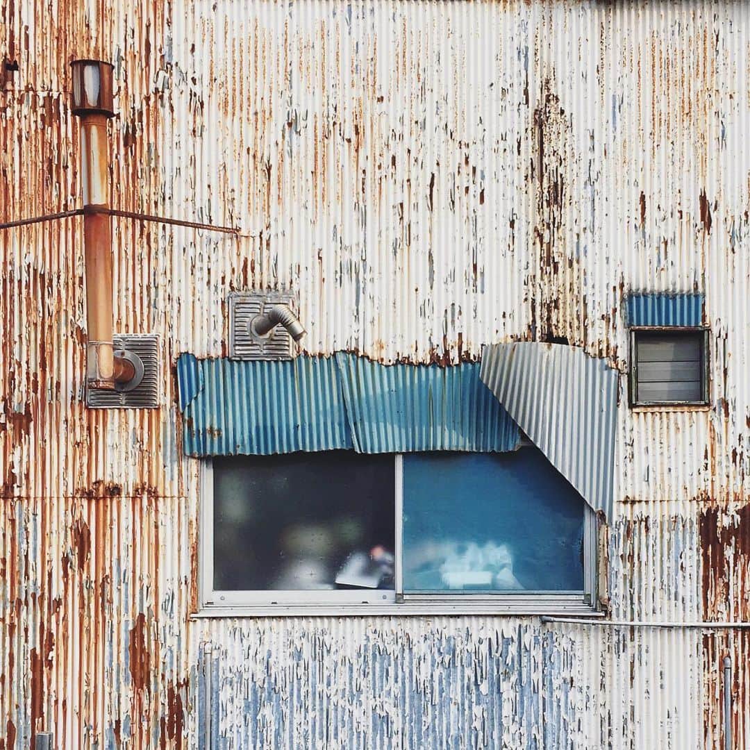まめのインスタグラム：「Steampunk. . . 愛すべきポンコツ。 . #ザ壁部 #トタニズム #ihaveathingforwalls #walls_talking #wallfilth . #mwjp #igersjp #instagramjapan #indies_minimal #hueart_life #reco_ig #shotoniphone」