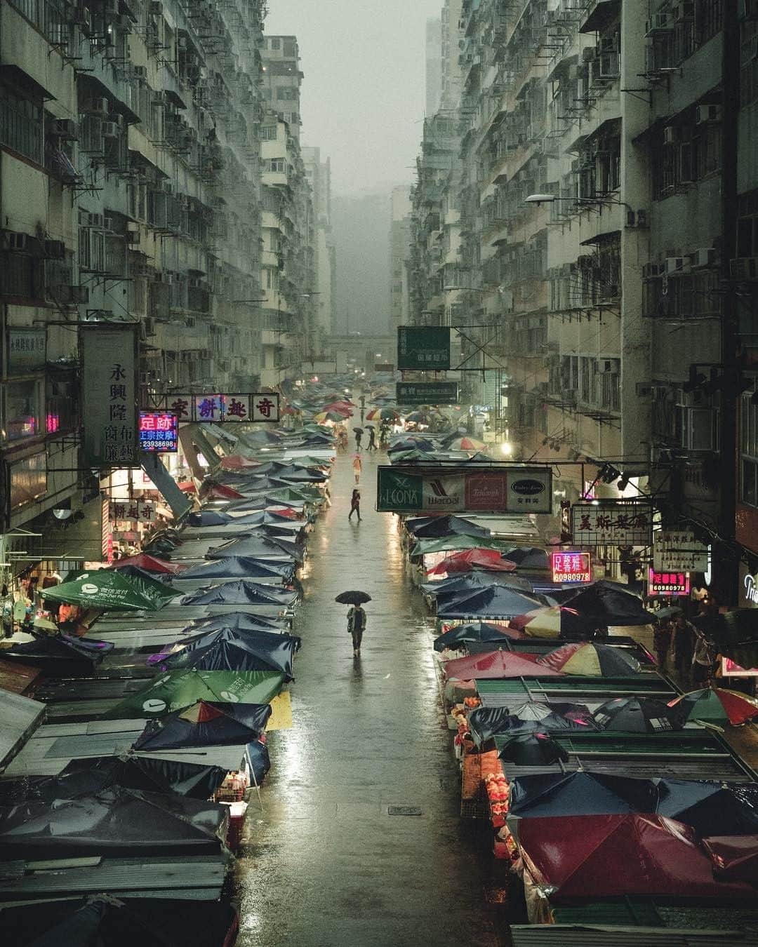 ライカさんのインスタグラム写真 - (ライカInstagram)「A thunderstorm hits at a street market in Hong Kong creating unique light conditions. @montypapa.ph makes the most of the available light with his Leica SL and a 24-90mm Vario-Elmarit lens. Find out more about the power of the Leica SL-System via the bio link.  #LeicaCamera #Leica #🔴📷 #Leicagram #LeicaSL #TheLeicaLook #LeicaWorld #Leica_Club #LeicaSociety #Leicaphoto #ShootLeicaPro #streetphoto #lifeisstreet #capturestreets #hongkong #streetsofhongkong」5月15日 23時00分 - leica_camera
