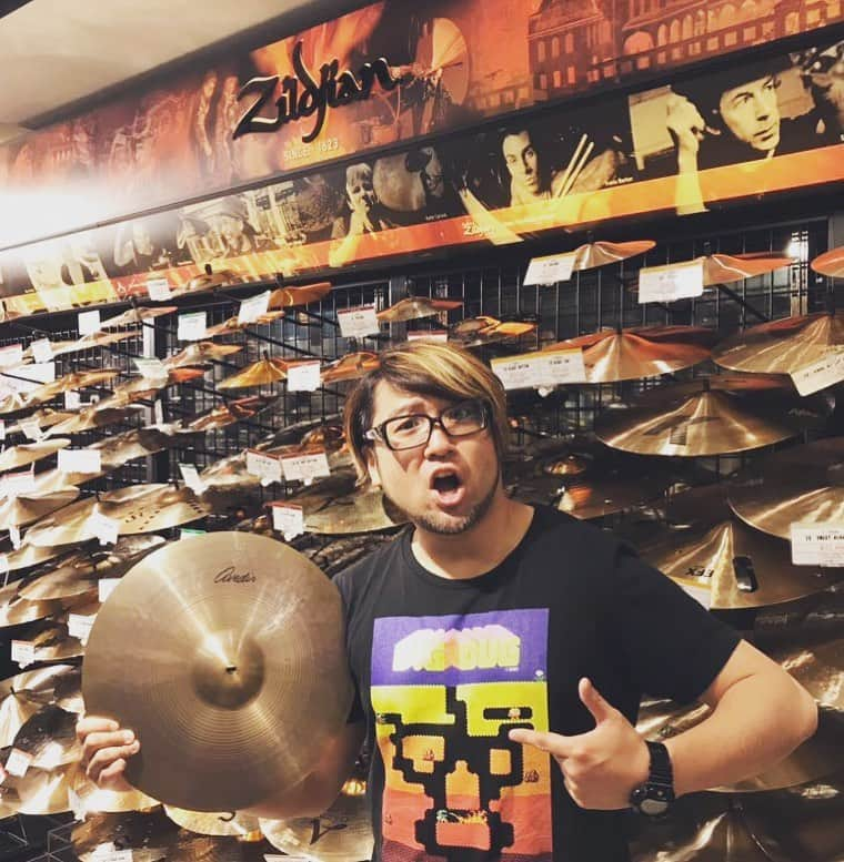 堀之内大介さんのインスタグラム写真 - (堀之内大介Instagram)「今日はZildjianへ！ また新しく欲しいものが増えました…！笑✨ やっぱり楽器屋さん行くのが好きだ！行く度に色々勉強になるし、改めてドラムの魅力、音楽の魅力に気付かされますよね♪最高！！！ #zildjianfamily #zildjian  #zildjiancymbals #ジルジャン #cymbals #シンバル #yamahadrums #avediszildjian  #drumforlife #ヤマハ銀座店」5月15日 23時00分 - horinouchi_bbb