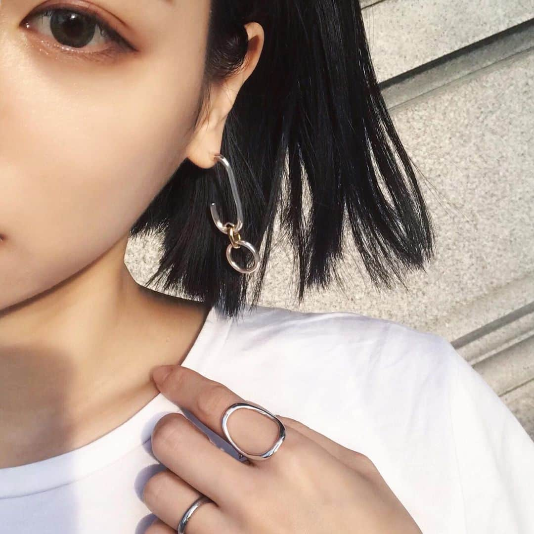 斎藤有沙さんのインスタグラム写真 - (斎藤有沙Instagram)「毎日このセット💍👂🏻♡ ㅤㅤㅤㅤㅤㅤㅤㅤㅤㅤㅤㅤㅤ 購入していただい方、隠された #ANT のロゴをぜひ見つけてほしいです😎 ㅤㅤㅤㅤㅤㅤㅤㅤㅤㅤㅤㅤㅤ しかしまた最近お肌の調子悪くて テンション下がり気味です☹️ 元々、肌強い人が羨ましいなぁ〜🥺 毛穴のない人生送りたかった🥺笑 (あ、マツエク行かなきゃ😂)」5月15日 23時00分 - i_am_arinko