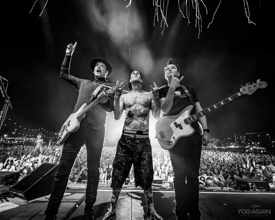 blink-182さんのインスタグラム写真 - (blink-182Instagram)「VIP upgrades for our summer tour are on sale now! 😎 smarturl.it/VIP-UPGRADE」5月15日 23時00分 - blink182