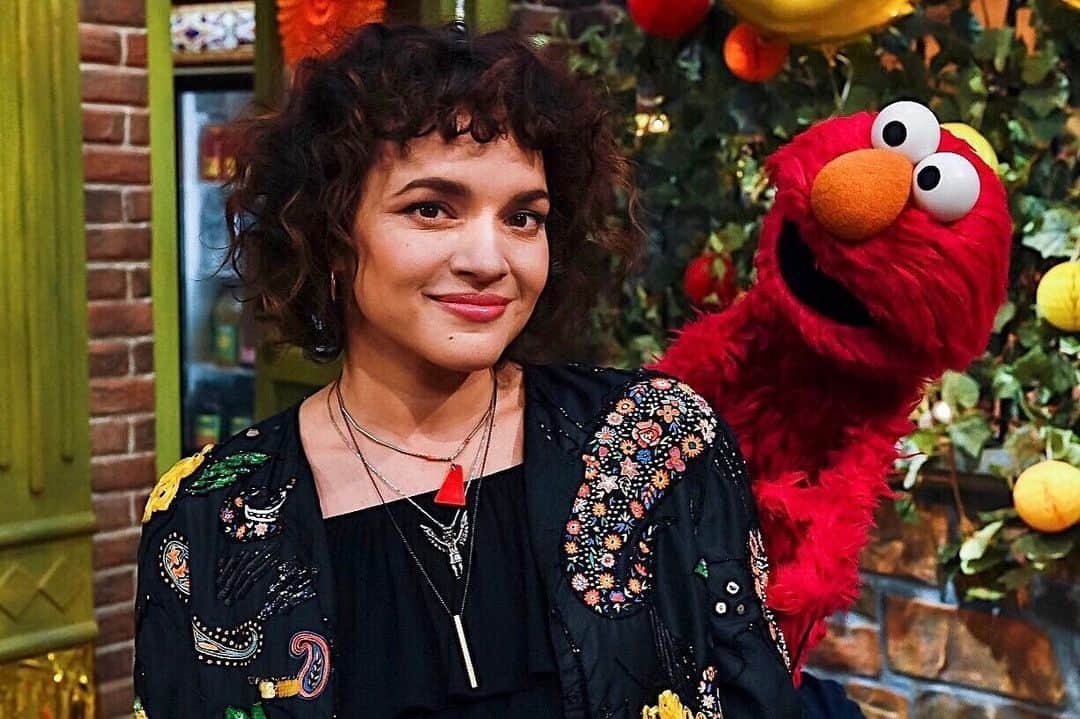 セサミストリートさんのインスタグラム写真 - (セサミストリートInstagram)「Come away with me, to Sesame Street 🎶 We ♥️ having @norahjones visit us! #Sesame50 • • • #SesameStreet #Elmo #NorahJones #ComeAwayWithMe #DontKnowWhy #BTS #BehindTheScenes #OnSet #Production」5月15日 23時00分 - sesamestreet