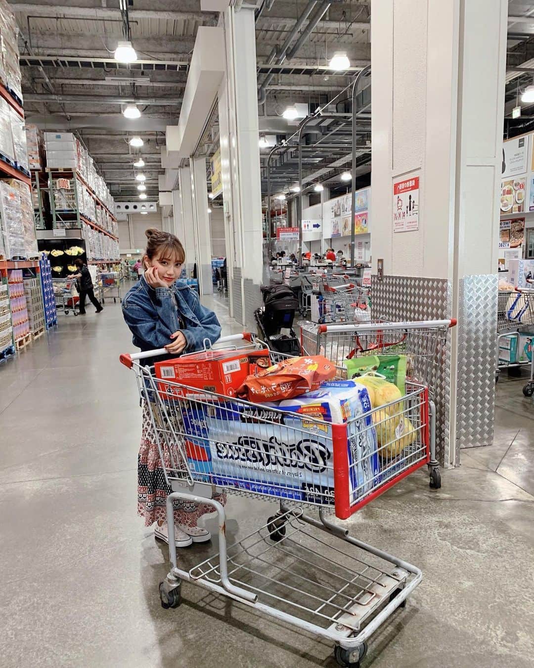 のインスタグラム：「COSTCO💓 なにもかも大きくて、食べ物も美味しくて最高に楽しい場所🤗 私のお気に入りはディナーロール🍞 #costco」
