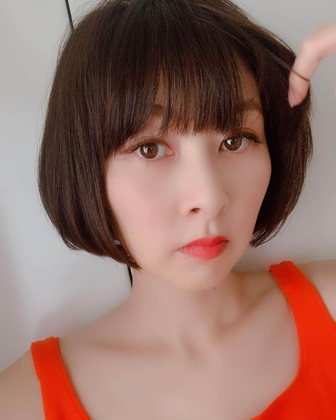 相沢礼子さんのインスタグラム写真 - (相沢礼子Instagram)「髪の毛カットとカラーしたら、想像以上に黒髪になってしまいました🥶 わたしの髪の毛、すぐ色が抜けて明るくなりすぎるから今回はいつもより暗くしたらコケシみたいになってしまいました笑  明日もう少し明るくしてもらいに行ってこようかな🤢黒髪似合わなすぎ😱😑 #カット #ボブ #カラー  雨が降ってたり、雨が降る前は、頭が痛くなりやすくて、、 晴れが好き☀️ #instagood #photooftheday #fashion #beautiful #happy #cute #followme #fun #me #japan #love  #写真好きな人と繋がりたい  #お洒落さんと繋がりたい #猫」5月15日 23時06分 - reikoaizawa828