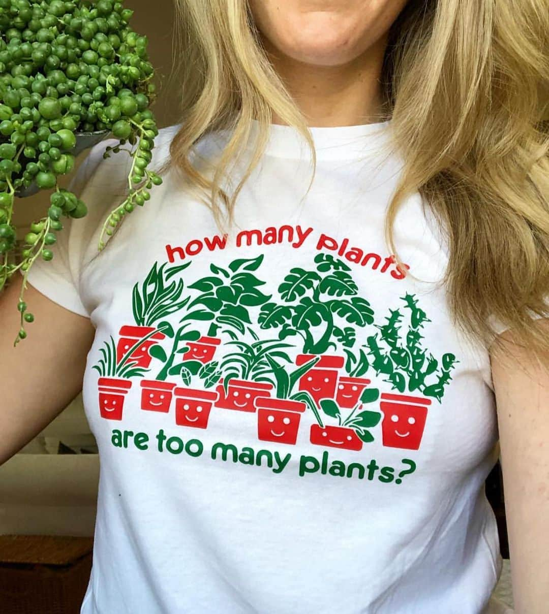 The Louunのインスタグラム：「I need this💚🌿 #plantlady #plantlovern#tshirt  picture from @girlgardens  #stringifpearls are available at our online store 🌿📦」