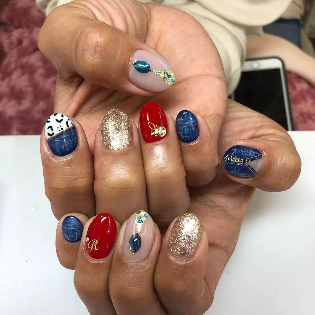 矢野良子のインスタグラム：「✨NEW NAIL ✨  @ri_chan.nail  今回も、お気に入り いつも、私の要望に応えてくれるネイリストさん  今回のポイントは、、、 デニムのジップネイル✨  #nail#artnail#naildesign#jelnails#animalnail#fashion #ネイル＃ネイルデザイン＃アートネイル＃ジェルネイル＃アニマルネイル＃レオパード＃ショートネイル＃デニムネイル＃ジップネイル ＃イニシャルネイル＃派手ネイル＃ファッション＃オシャレ」