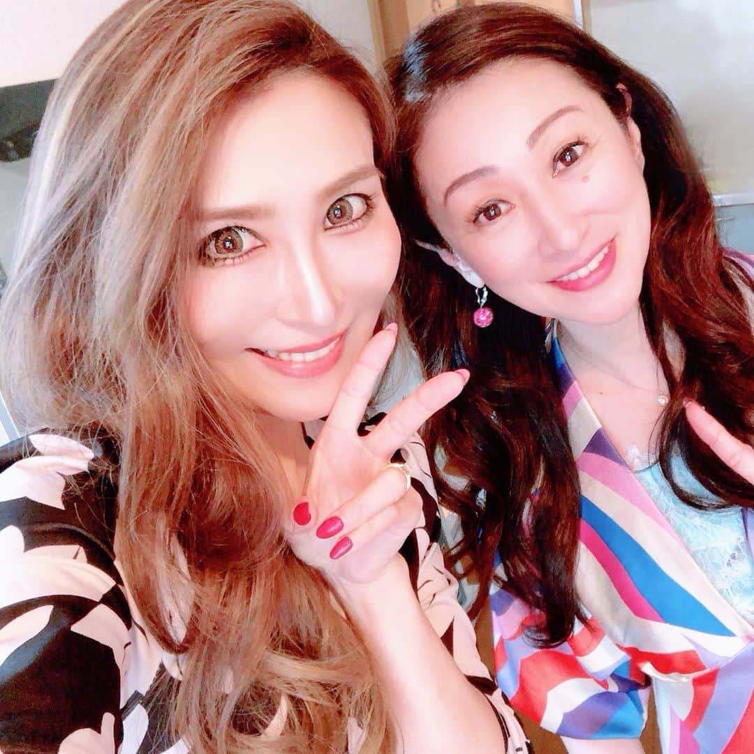 鈴木絢子さんのインスタグラム写真 - (鈴木絢子Instagram)「・ ・ 福岡のラストは、、 #ビューズ #福岡メンバー を取りまとめて頂いている高尾和子さん😆💕 ・ 忙しい女性や普段ネイルができない方でも、気軽に20秒でネイル装着が可能な#ワンタッチネイル ✨ 専門サロン#roomk にもお邪魔しました💅 http://www.room-k.jp/ ・ 和子さんが主導されている#女性支援コミュニティ #輝く女性プロジェクト はじめ、 福岡は#女性が女性のために 働きやすさを自ら追求・開拓する、とても素敵な環境だなぁと思いました🤗✨ ・ ・ ・ #女社長 #経営者 #働く女性 #福岡 #博多美人 #西日本横断 #ネイルサロン #president #hakata #fukuokajapan #beauty #woman #beaus #nail #👠 #💅」5月15日 23時19分 - ayako_suzuki810