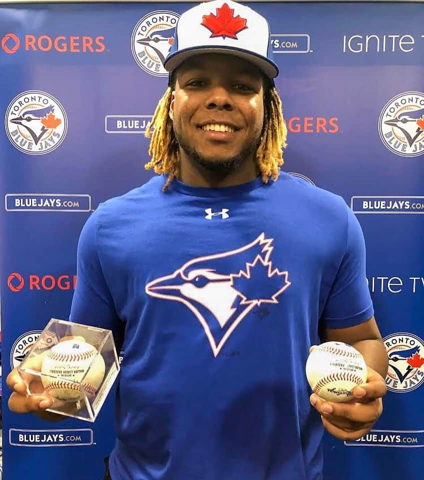 トロント・ブルージェイズさんのインスタグラム写真 - (トロント・ブルージェイズInstagram)「Welcome to the trophy case 🏆🏆 Congrats to @vladdyjr27 on his first two career @mlb home runs! #LetsGoBlueJays」5月15日 23時12分 - bluejays