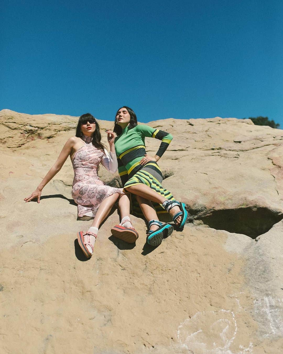 Tevaさんのインスタグラム写真 - (TevaInstagram)「Certifiably our chicest sandals yet. Our collab with @annasui is effortlessly cool. #TevaxAnnaSui 📸: @dylanasuarez」5月15日 23時13分 - teva