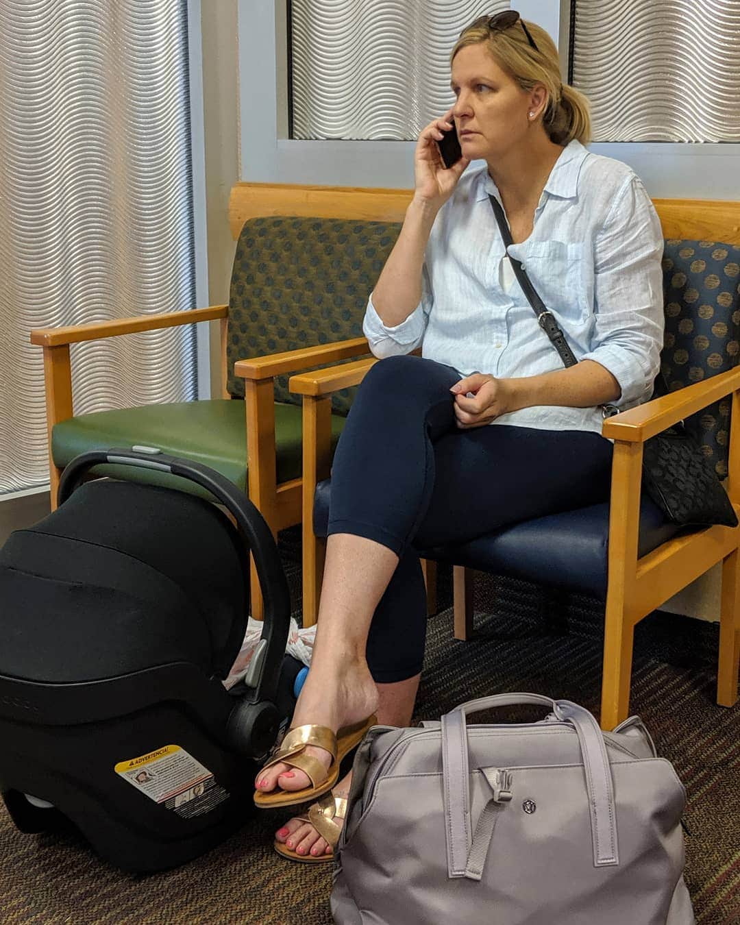のインスタグラム：「Back at it...with the coolest baby's bag in the world @lululemon. I ❤️ the versatility.  #Newborn #WorkingMom #ActiveMom #Baby #Nuna #Lululemon #DontStop」