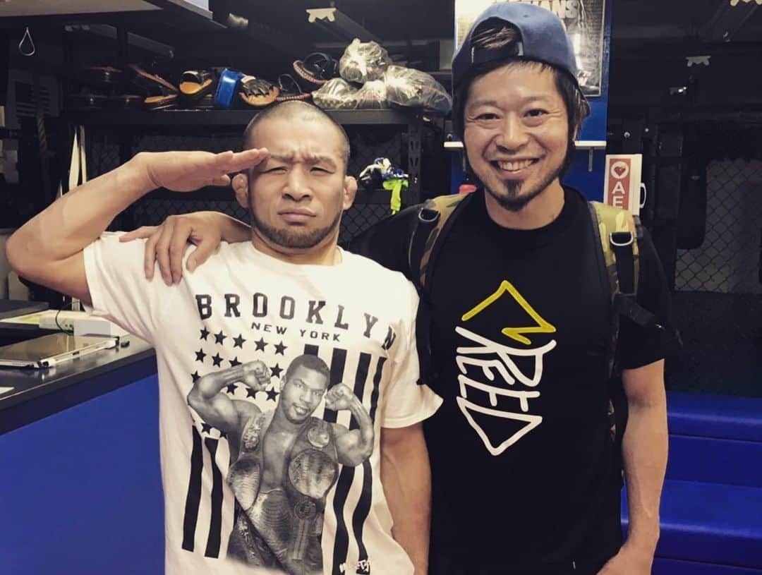 上中丈弥のインスタグラム：「tribe柔術クラス。マブだちの少年さんとtribe仲間のおじさん達と。若い子が夢見て練習する中でおじさん達も熱い夜を過ごしたのでした🥴終わってからの時間が凄い好きで帰りたくなくなったよ。 40代まだまだ伸び代あるわ🥋 頑張ろう。 良い夜でした。 #イナ戦 #イナズマ戦隊 #出会った皆様我が師匠 #tribetokyomma  #bjj #jiujitsu  #柔術」