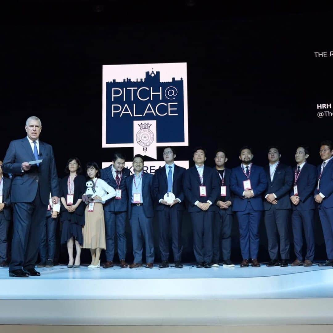 ロイヤル・ファミリーさんのインスタグラム写真 - (ロイヤル・ファミリーInstagram)「Today, The Duke of York is continuing a visit to South Korea. first His Royal Highness had a meeting with The President of the Republic of Korea, Mr Moon Jae-in at The Blue House, Seoul. The Duke of York has also attended the first ever #pitchatpalace Korea 1.0.  Pitch at Palace supports the development of Entrepreneurship globally. Follow @hrhthedukeofyork for more on his visit to South Korea.」5月15日 23時17分 - theroyalfamily