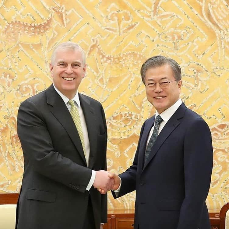 ロイヤル・ファミリーさんのインスタグラム写真 - (ロイヤル・ファミリーInstagram)「Today, The Duke of York is continuing a visit to South Korea. first His Royal Highness had a meeting with The President of the Republic of Korea, Mr Moon Jae-in at The Blue House, Seoul. The Duke of York has also attended the first ever #pitchatpalace Korea 1.0.  Pitch at Palace supports the development of Entrepreneurship globally. Follow @hrhthedukeofyork for more on his visit to South Korea.」5月15日 23時17分 - theroyalfamily