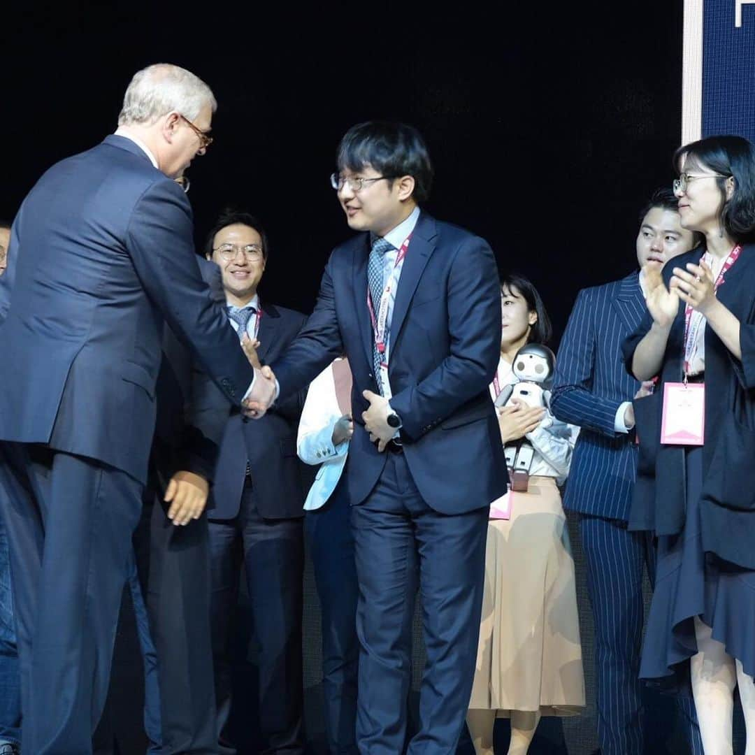 ロイヤル・ファミリーさんのインスタグラム写真 - (ロイヤル・ファミリーInstagram)「Today, The Duke of York is continuing a visit to South Korea. first His Royal Highness had a meeting with The President of the Republic of Korea, Mr Moon Jae-in at The Blue House, Seoul. The Duke of York has also attended the first ever #pitchatpalace Korea 1.0.  Pitch at Palace supports the development of Entrepreneurship globally. Follow @hrhthedukeofyork for more on his visit to South Korea.」5月15日 23時17分 - theroyalfamily