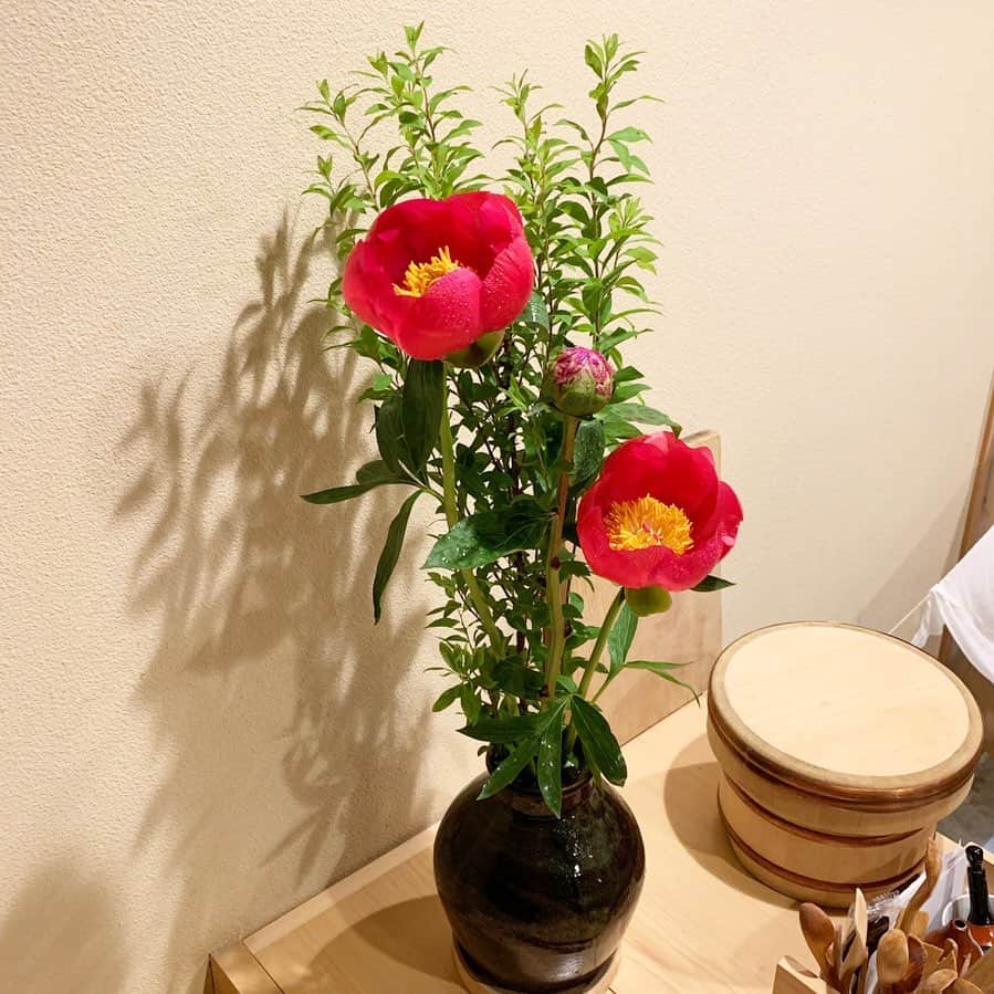 レイヤマダさんのインスタグラム写真 - (レイヤマダInstagram)「皆様、たくさんのお祝いメッセージ、本当にありがとうございました🎂💌 お誕生日は好きなことをしよう！と、久しぶりにお花を生けに行きました。無心になれて、心癒されて、大将とゆんたくして。 そしてみんなのメッセージを読んで、幸せだなぁって。 夜はあさってのライブの準備をしながら、しっぽり過ごしました。 みんなにありがとう🌕地球にありがとう🌏 #レイバナ #誕生日 #ありがとう #flowers #birthday #thankyou」5月15日 23時21分 - rayyamada_dayo