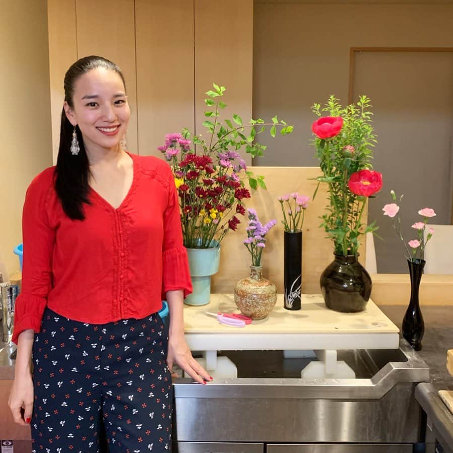 レイヤマダさんのインスタグラム写真 - (レイヤマダInstagram)「皆様、たくさんのお祝いメッセージ、本当にありがとうございました🎂💌 お誕生日は好きなことをしよう！と、久しぶりにお花を生けに行きました。無心になれて、心癒されて、大将とゆんたくして。 そしてみんなのメッセージを読んで、幸せだなぁって。 夜はあさってのライブの準備をしながら、しっぽり過ごしました。 みんなにありがとう🌕地球にありがとう🌏 #レイバナ #誕生日 #ありがとう #flowers #birthday #thankyou」5月15日 23時21分 - rayyamada_dayo
