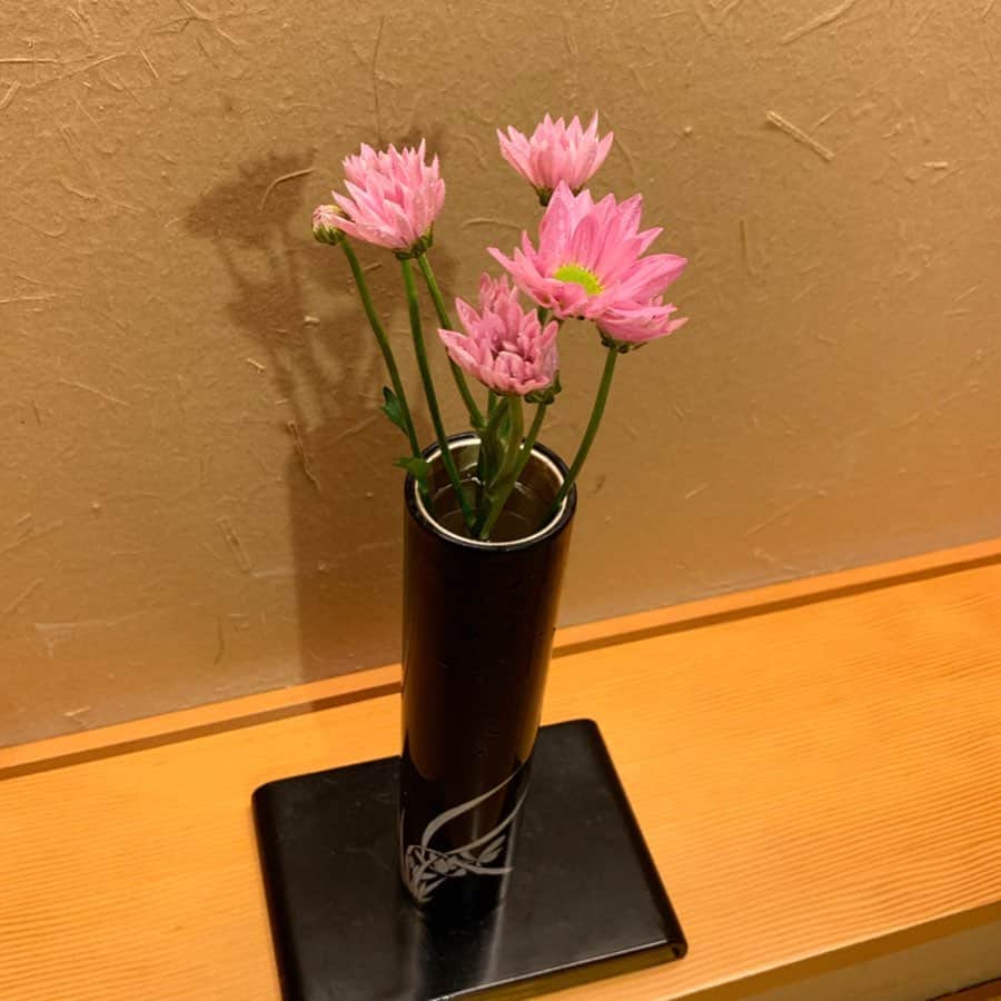 レイヤマダさんのインスタグラム写真 - (レイヤマダInstagram)「皆様、たくさんのお祝いメッセージ、本当にありがとうございました🎂💌 お誕生日は好きなことをしよう！と、久しぶりにお花を生けに行きました。無心になれて、心癒されて、大将とゆんたくして。 そしてみんなのメッセージを読んで、幸せだなぁって。 夜はあさってのライブの準備をしながら、しっぽり過ごしました。 みんなにありがとう🌕地球にありがとう🌏 #レイバナ #誕生日 #ありがとう #flowers #birthday #thankyou」5月15日 23時21分 - rayyamada_dayo