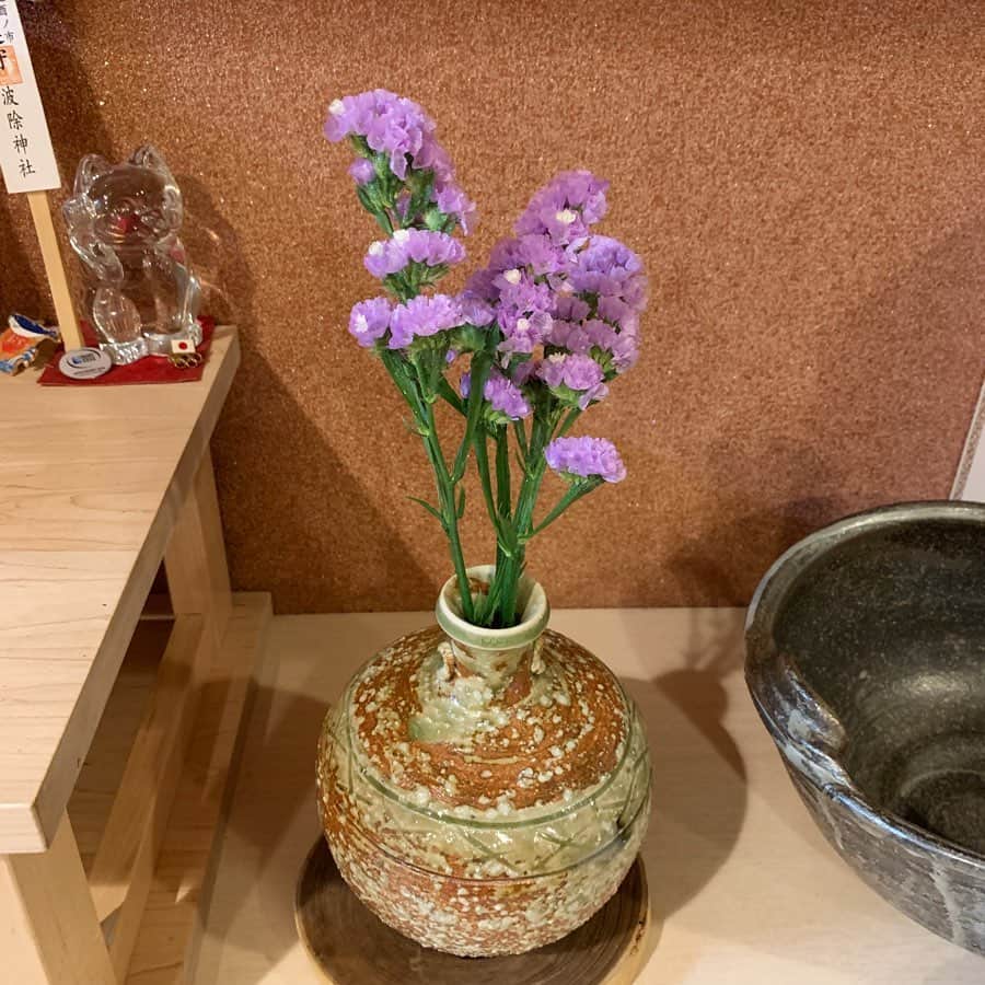 レイヤマダさんのインスタグラム写真 - (レイヤマダInstagram)「皆様、たくさんのお祝いメッセージ、本当にありがとうございました🎂💌 お誕生日は好きなことをしよう！と、久しぶりにお花を生けに行きました。無心になれて、心癒されて、大将とゆんたくして。 そしてみんなのメッセージを読んで、幸せだなぁって。 夜はあさってのライブの準備をしながら、しっぽり過ごしました。 みんなにありがとう🌕地球にありがとう🌏 #レイバナ #誕生日 #ありがとう #flowers #birthday #thankyou」5月15日 23時21分 - rayyamada_dayo