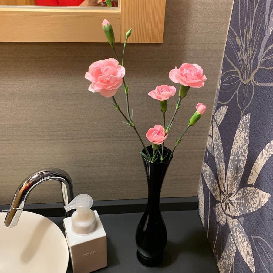 レイヤマダさんのインスタグラム写真 - (レイヤマダInstagram)「皆様、たくさんのお祝いメッセージ、本当にありがとうございました🎂💌 お誕生日は好きなことをしよう！と、久しぶりにお花を生けに行きました。無心になれて、心癒されて、大将とゆんたくして。 そしてみんなのメッセージを読んで、幸せだなぁって。 夜はあさってのライブの準備をしながら、しっぽり過ごしました。 みんなにありがとう🌕地球にありがとう🌏 #レイバナ #誕生日 #ありがとう #flowers #birthday #thankyou」5月15日 23時21分 - rayyamada_dayo