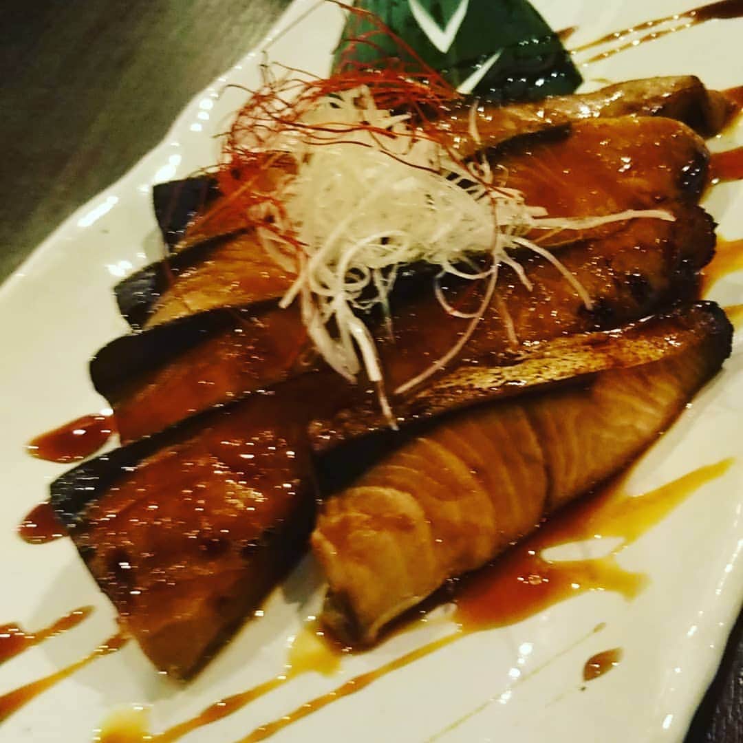 九州うまか 北浜店のインスタグラム：「ブリの照り焼きですが、そろそろコースメニューも夏にめがけて一新いたしますよー。  #九州うまか#九州うまか北浜店#北浜#淀屋橋#天満橋#京橋#肥後橋#堺筋本町#大阪#大阪グルメ#居酒屋#日本酒#焼酎#純米#泳ぎイカ#もつ鍋#九州料理#九州#博多#福岡#鹿児島#宮崎#佐賀#長崎#大分#熊本#肉」