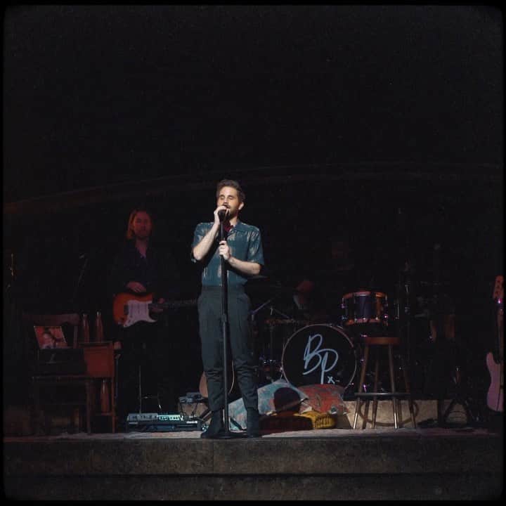 ベン・プラットのインスタグラム：「me announcing at my beacon theatre concert that I get to play radio city」