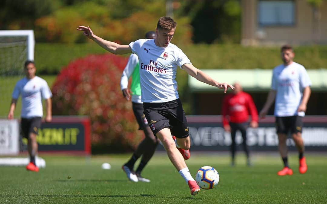 ACミランさんのインスタグラム写真 - (ACミランInstagram)「🏃‍♂️ Another day hard at work for the Rossoneri: Frosinone in our sights 📸 🏃‍♂️ Un altro giorno di duro allenamento, #MilanFrosinone si avvicina 📸」5月15日 23時26分 - acmilan