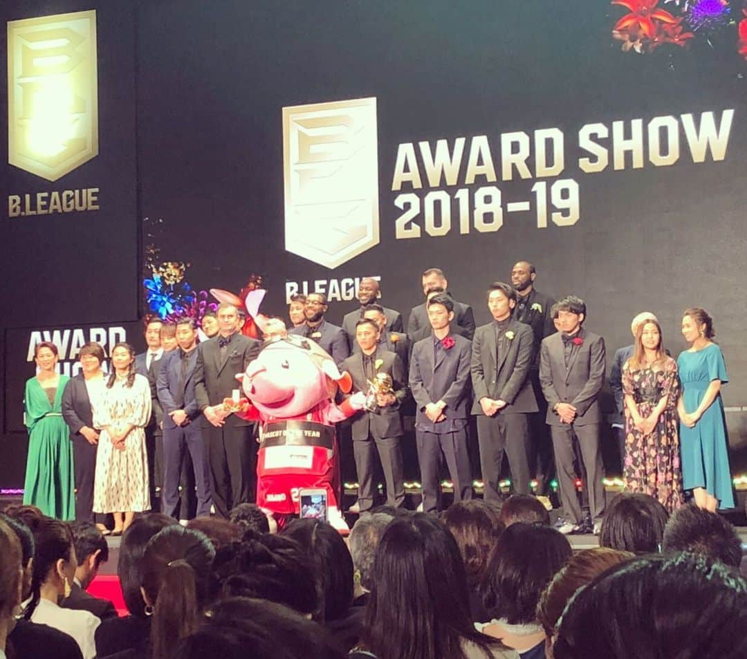 杉本美香さんのインスタグラム写真 - (杉本美香Instagram)「・ B. LEAGUE AWARD SHOW 2018-19 ・ 【ベスト6thマン賞】 アルバルク東京 馬場雄大選手 おめでとうございます㊗️ ・ 馬場雄大選手にプレゼンターをさせていただきました🏀 同じ筑波大学ということで凄く嬉しかったです⭐️ ・ 帰りに馬場選手とお会いして少しお話をさせてもらいましたが本当に素晴らしい選手でした🤩 ・ 馬場雄大選手をこれから応援させていただきます🏀🤩 ・ 受賞された皆様おめでとうございます🎉 これからも応援させていただきます🏀 ・ そして素晴らしい女性アスリートプレゼンターばかりの中に私が入らせてもらって、レッドカーペットを歩かせてもらうという貴重な経験をさせていただき光栄です‼️ ・ シンさん @shin___01 ありがとうございました😊 ・ 帰りにマネージャーとスタイリストMASAYAさんと念願のミルクティーフラペチーノ飲めた☕️ ・ #bリーグアワード #bリーグアワードショー #プレゼンター #有森裕子 さん #澤穂希 さん #平野早矢香 ちゃん #高梨沙羅 ちゃん #吉田亜沙美 さん #杉本美香 #馬場雄大 選手 #バスケットに興味津々🏀 #貴重な体験 #感謝します #笑顔 #smile😊」5月15日 23時37分 - mika__sugimoto