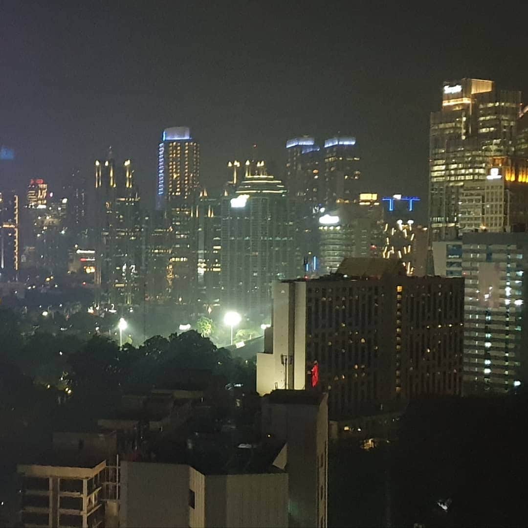 チ・ソクジンさんのインスタグラム写真 - (チ・ソクジンInstagram)「자카르타 왔어요♡ 야경이 너무 예뻐요~ #In-Jakarta #Indonesia #beautiful」5月15日 23時33分 - jeeseokjin