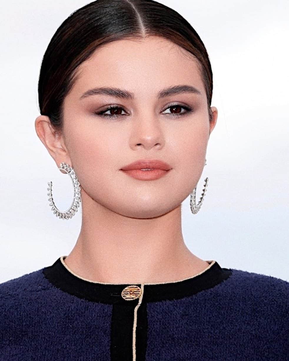 Hung Vanngoさんのインスタグラム写真 - (Hung VanngoInstagram)「#SelenaGomez x  #TheDeadDontDie press day at Cannes Film Festivals ❤️💫⚡️✨. 👗 @kateyoung 💅🏻 @tombachik 💇 @marissa.marino 💄 @hungvanngo using @marcjacobsbeauty. Here is the products breakdown: Youthquake Hydra-full Retexturizing Gel Cream Shameless Foundation in “Y270” Accomplish Concealer & Touch Up stick in “Light 23” Accomplish Powder in “Siren 52” Omega Bronzer in “Tan-tastic” Air Blush in “Flesh & Fantasy” Eye-conic Eyeshadow Palette in “Steel(etto)” Highliner Gel Eye Crayon in “Ro(cocoa” Velvet Noir Major Volume Mascara Lê Marc Lip Crème in “Shakedown”」5月15日 23時35分 - hungvanngo