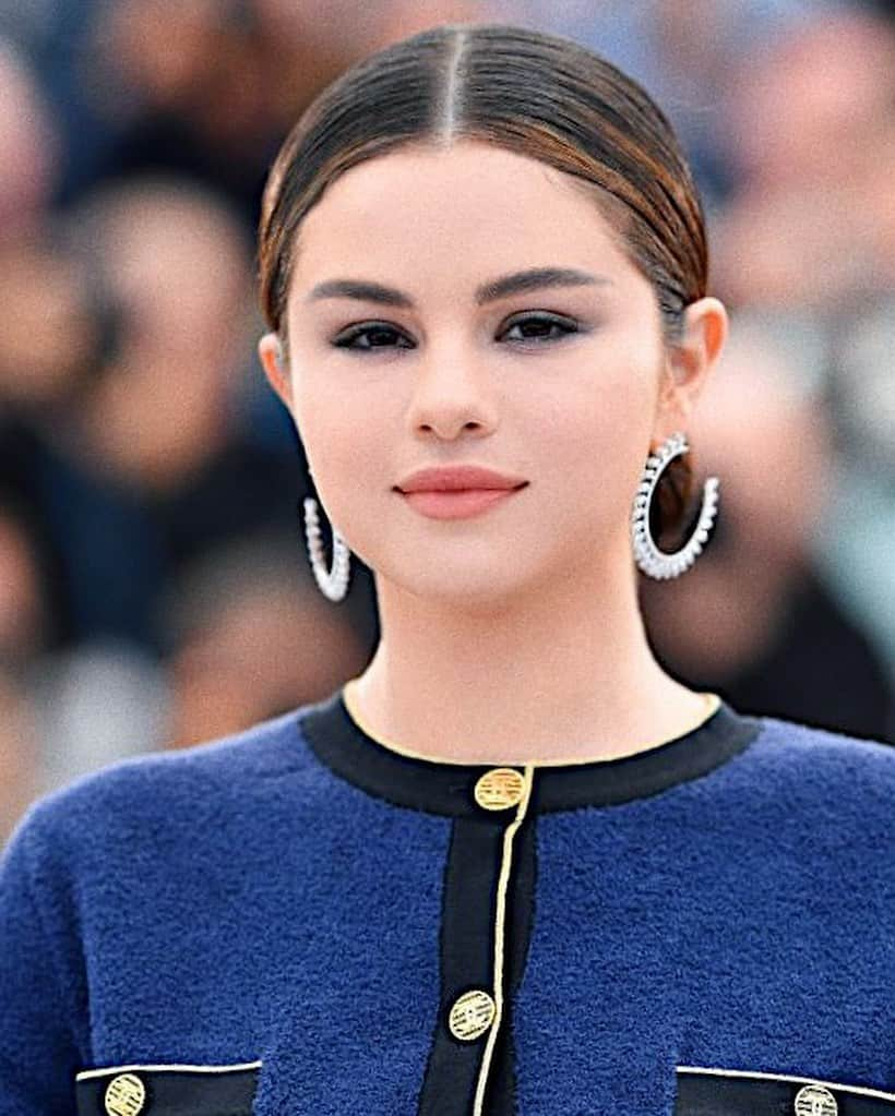 Hung Vanngoさんのインスタグラム写真 - (Hung VanngoInstagram)「#SelenaGomez x  #TheDeadDontDie press day at Cannes Film Festivals ❤️💫⚡️✨. 👗 @kateyoung 💅🏻 @tombachik 💇 @marissa.marino 💄 @hungvanngo using @marcjacobsbeauty. Here is the products breakdown: Youthquake Hydra-full Retexturizing Gel Cream Shameless Foundation in “Y270” Accomplish Concealer & Touch Up stick in “Light 23” Accomplish Powder in “Siren 52” Omega Bronzer in “Tan-tastic” Air Blush in “Flesh & Fantasy” Eye-conic Eyeshadow Palette in “Steel(etto)” Highliner Gel Eye Crayon in “Ro(cocoa” Velvet Noir Major Volume Mascara Lê Marc Lip Crème in “Shakedown”」5月15日 23時35分 - hungvanngo