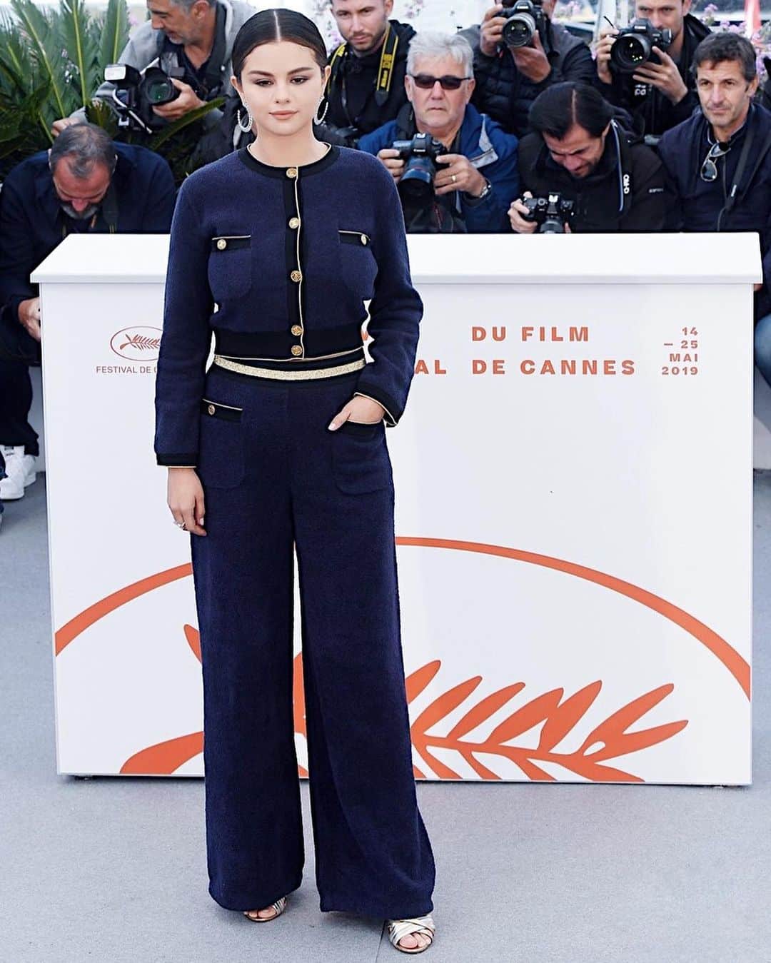 Hung Vanngoさんのインスタグラム写真 - (Hung VanngoInstagram)「#SelenaGomez x  #TheDeadDontDie press day at Cannes Film Festivals ❤️💫⚡️✨. 👗 @kateyoung 💅🏻 @tombachik 💇 @marissa.marino 💄 @hungvanngo using @marcjacobsbeauty. Here is the products breakdown: Youthquake Hydra-full Retexturizing Gel Cream Shameless Foundation in “Y270” Accomplish Concealer & Touch Up stick in “Light 23” Accomplish Powder in “Siren 52” Omega Bronzer in “Tan-tastic” Air Blush in “Flesh & Fantasy” Eye-conic Eyeshadow Palette in “Steel(etto)” Highliner Gel Eye Crayon in “Ro(cocoa” Velvet Noir Major Volume Mascara Lê Marc Lip Crème in “Shakedown”」5月15日 23時35分 - hungvanngo